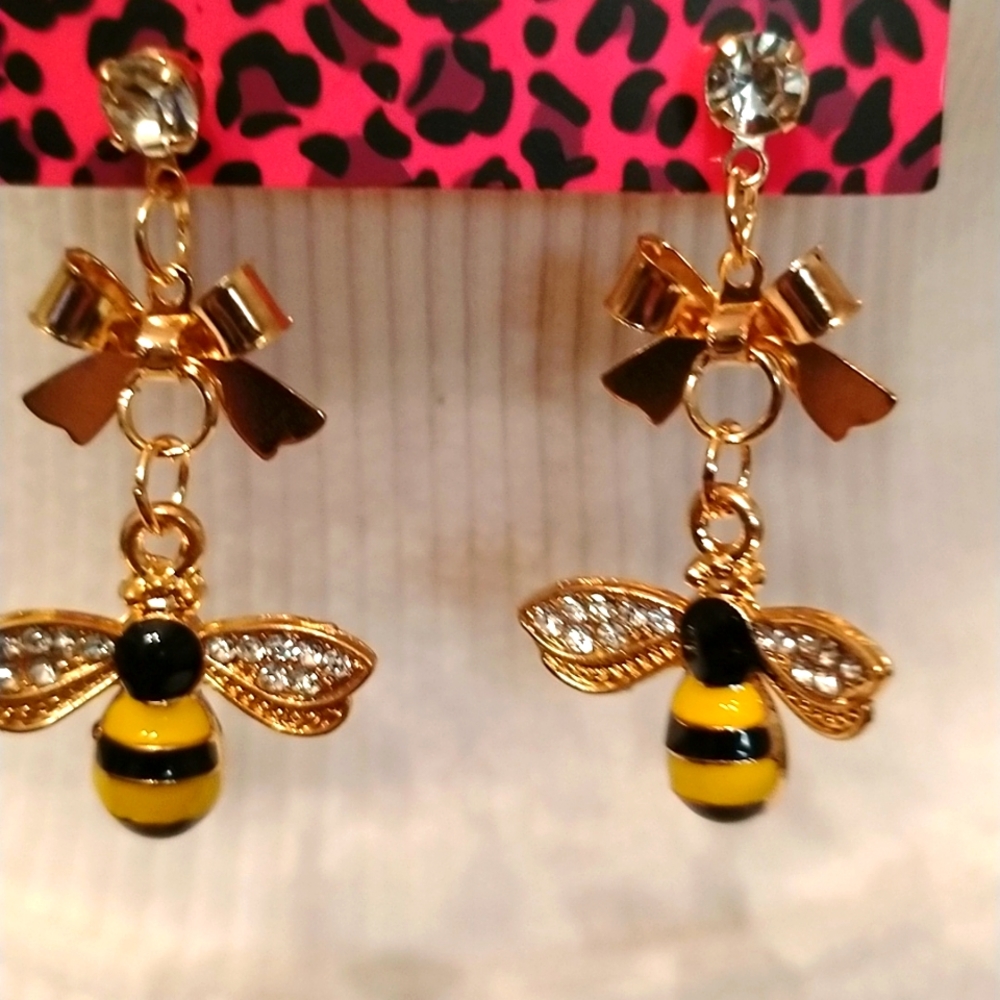 Adorable golden bows and bees with crystals dangle earrings 💞🐝